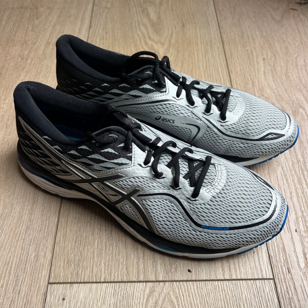 Asics Gel-Cumulus 19 Mens Running Shoes Silver Black Blue.
Mens Size 11